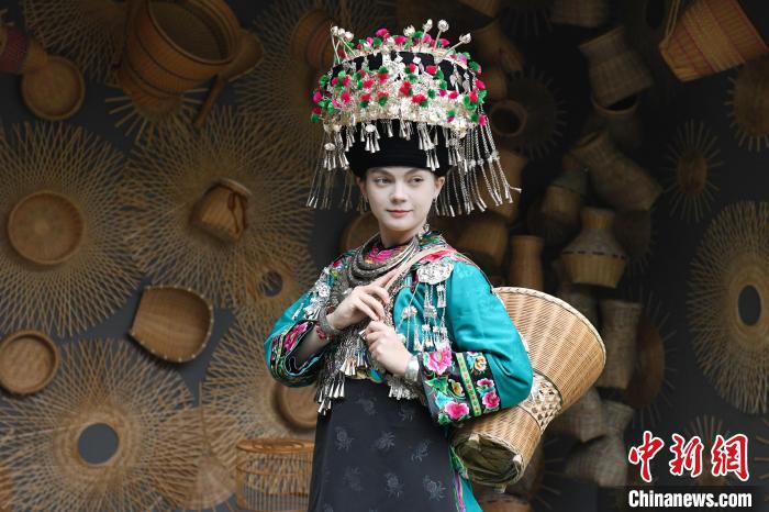 Шетелд?к кел?н Фэнхуан ежелг? ?ала мен Мяо ?лтты? ки?мн?? насихаттаушысы болды