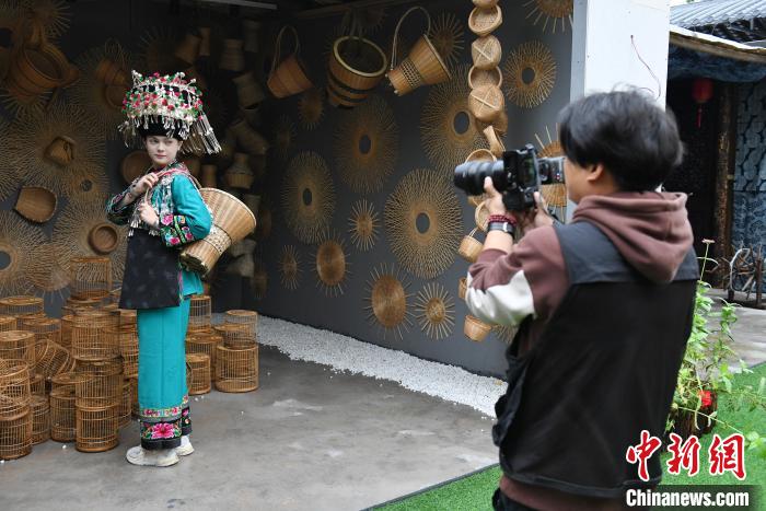 Шетелд?к кел?н Фэнхуан ежелг? ?ала мен Мяо ?лтты? ки?мн?? насихаттаушысы болды