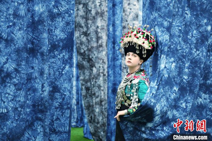 Шетелд?к кел?н Фэнхуан ежелг? ?ала мен Мяо ?лтты? ки?мн?? насихаттаушысы болды