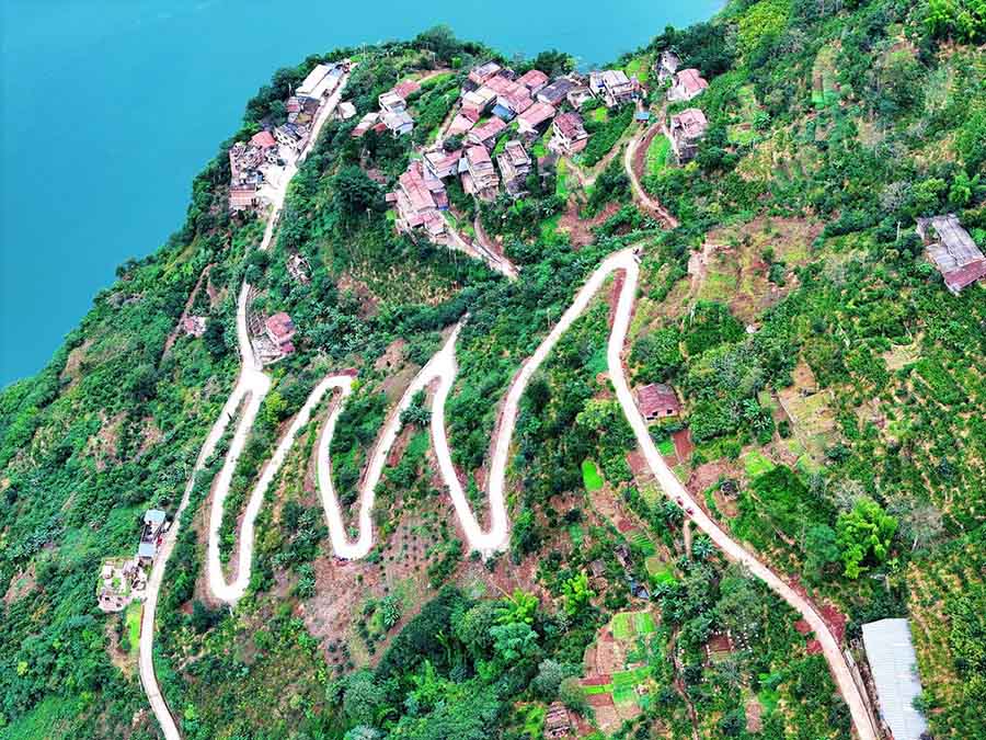 Суйцзян, Юньнань: Тау беткей?ндег? ??абыр?а тас жолы?