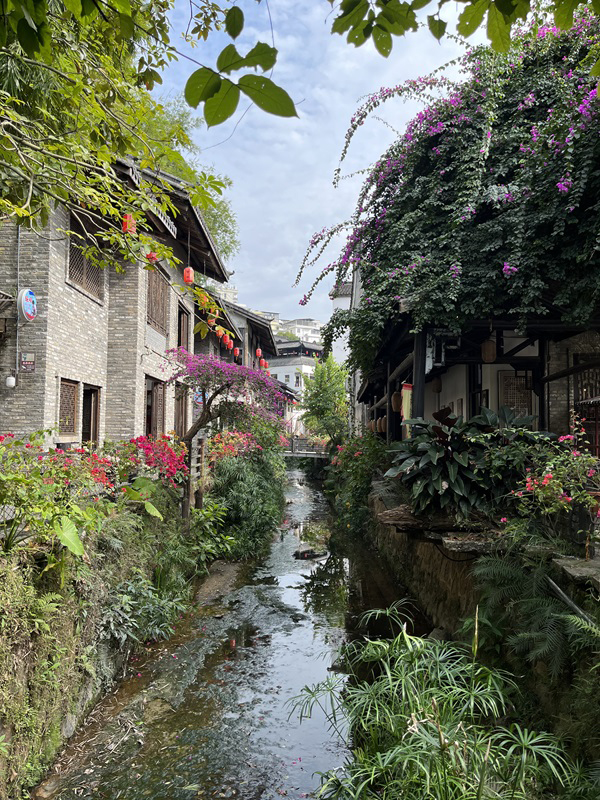 ??аланы? ортасында?ы ауыл? -- ежелг? Ганкэн хакка ауылы