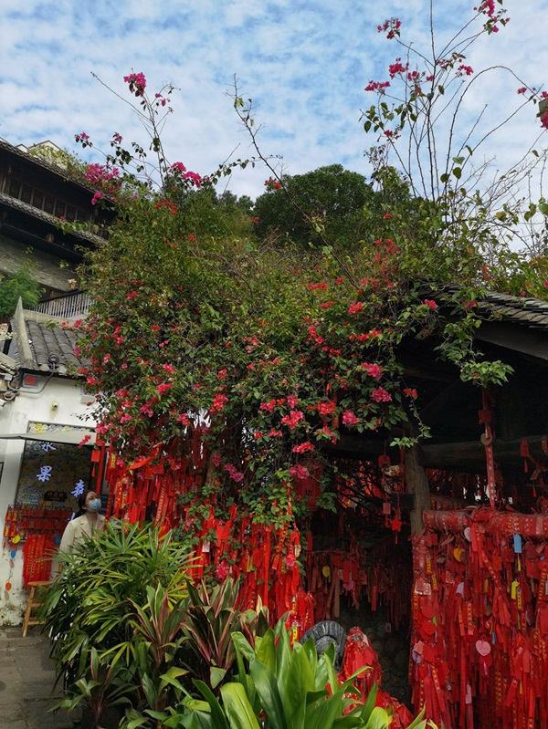 ??аланы? ортасында?ы ауыл? -- ежелг? Ганкэн хакка ауылы