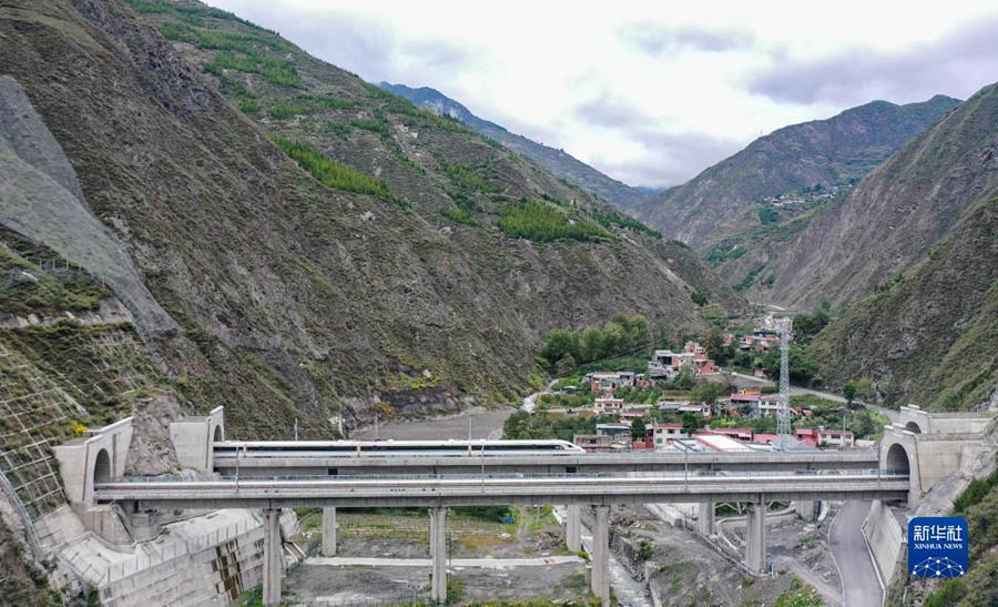 Сычуань-Цинхай тем?ржолыны? б?р?нш? б?л?г? пайдалану?а бер?лд?