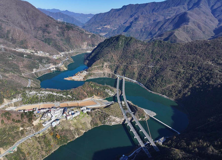 Чунцин: Шэньси мен Чунциндег? ал?аш?ы т?келей магистраль болып табылатын Ужэнь тас жолы ресми т?рде ашылды