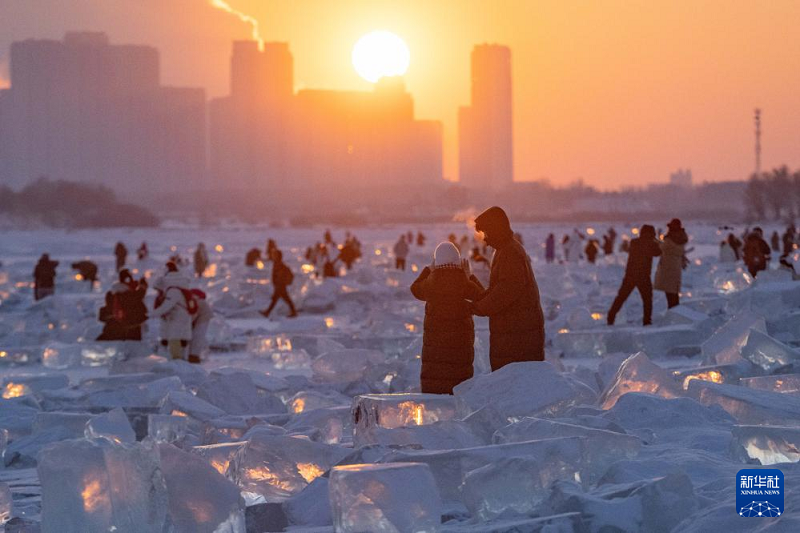 ?М?з ?аласы? Харбиндег? к?нн?? ?Гау?ар те??з?не? батуы туристерд? ерекше ?ызы?тырды