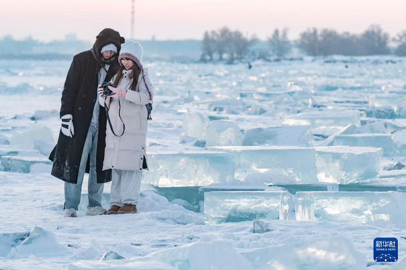 ?М?з ?аласы? Харбиндег? к?нн?? ?Гау?ар те??з?не? батуы туристерд? ерекше ?ызы?тырды