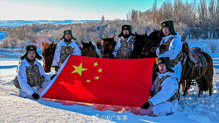 Жа?а шекарашылар ат?а м?н?п, -30℃-та ?арлы шекараны шарлады