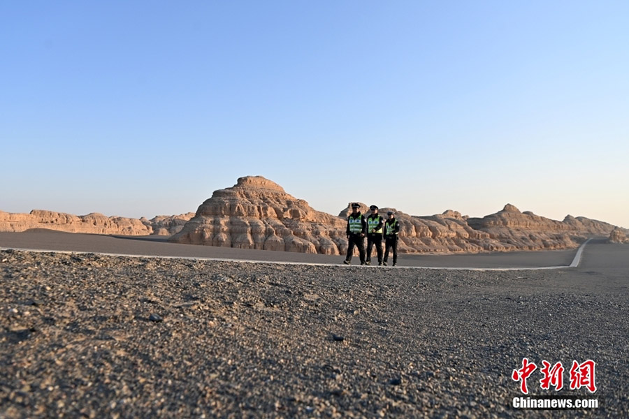 Дуньхуанда?ы ???г?рдег? полиция б?л?м??