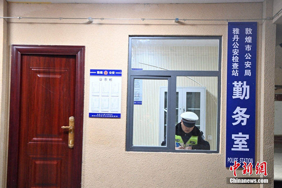 Дуньхуанда?ы ???г?рдег? полиция б?л?м??