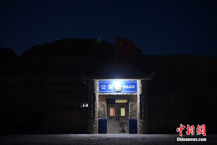 Дуньхуанда?ы ???г?рдег? полиция б?л?м??