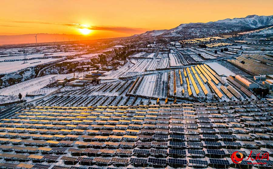 Жуйчэн, Шаньси: фотоэлектрл?к базаны? ?арда?ы к?ркем пейзажы