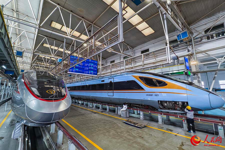 Сиань, Шэньси: к?ктем фестивал? ?арса?ында ЭМУ-лар?а ?техникалы? тексеру? ж?рг?з?луде