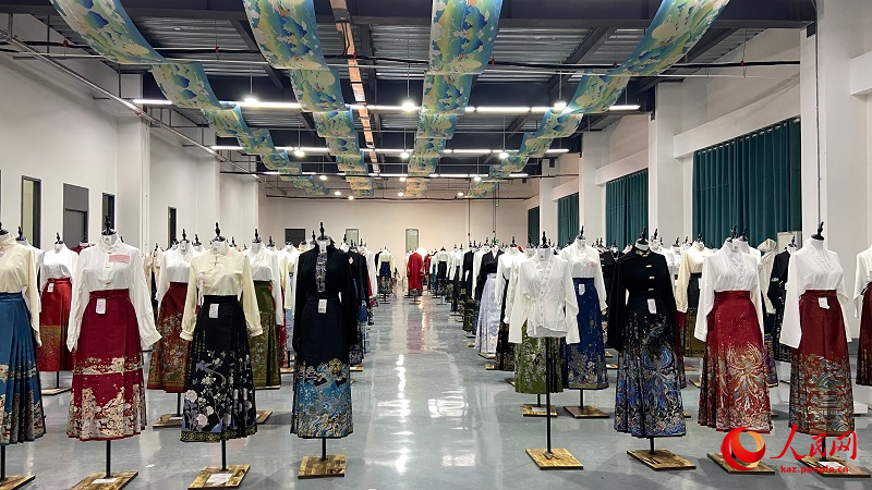 Шаньдун ?лкес? Цаосянь ауданында ?ытай д?ст?рл? ки?мдер?не тапсырыс артты