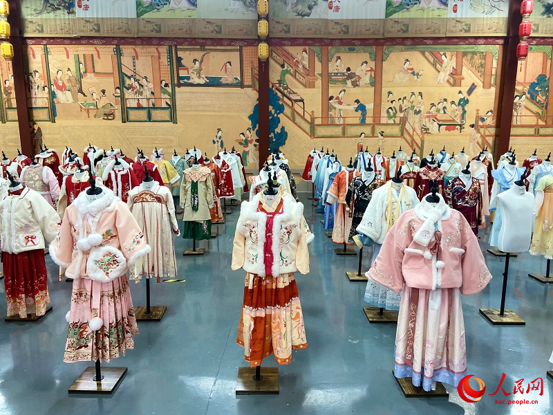 Шаньдун ?лкес? Цаосянь ауданында ?ытай д?ст?рл? ки?мдер?не тапсырыс артты