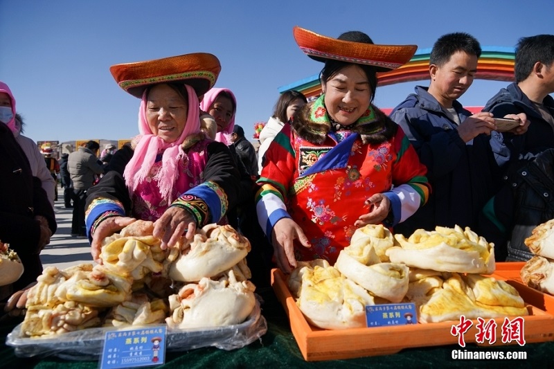 Цинхайда ауыл т?р?ындары т?рл? то?аштармен жа?а жылды ?арсы алды