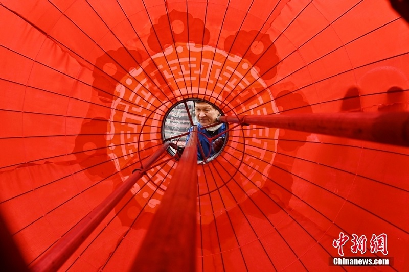 ??ытай сарай шамдарыны? б?р?нш? ауылы? айда?ар элемент? бар шамдарды жасап жатыр