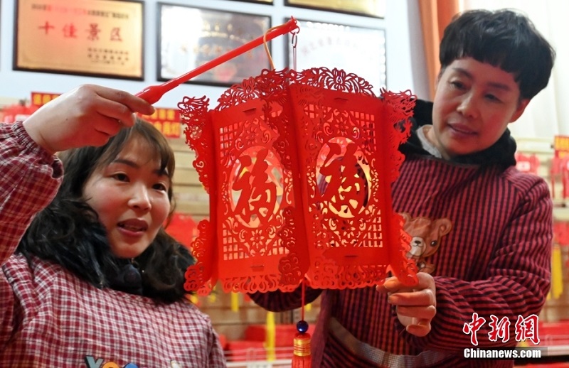 ??ытай сарай шамдарыны? б?р?нш? ауылы? айда?ар элемент? бар шамдарды жасап жатыр