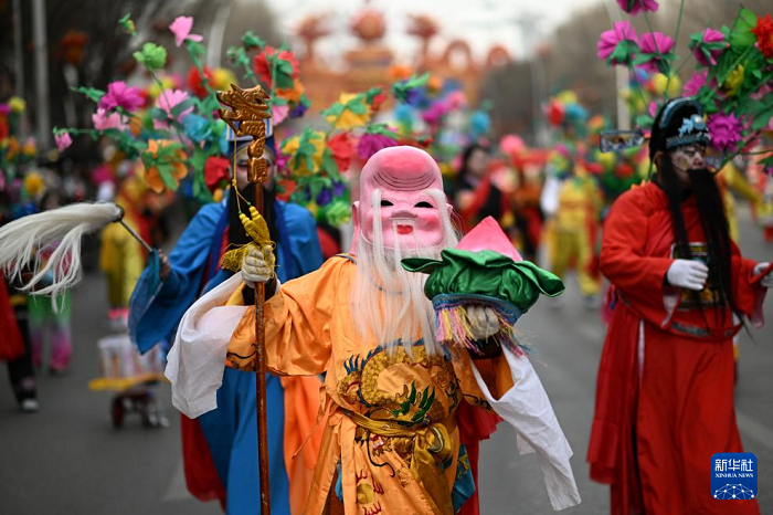 Цинхай ?лкес? Синин ?аласында ?ст?рттег? Shehuo мерекес? ?тт?