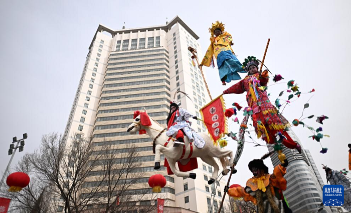 Цинхай ?лкес? Синин ?аласында ?ст?рттег? Shehuo мерекес? ?тт?