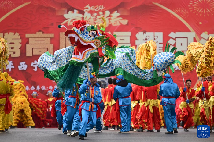 Цинхай ?лкес? Синин ?аласында ?ст?рттег? Shehuo мерекес? ?тт?