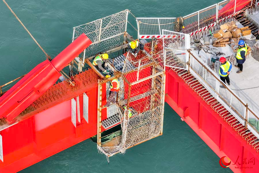 Хэцзян, Сычуань: Руншань Янцзы ?зен? к?п?р?н?? ??рылысы ж?йел? т?рде ал?а жылжып келед?