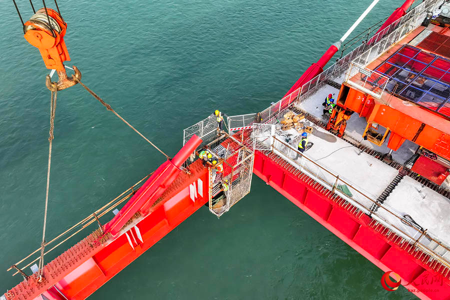 Хэцзян, Сычуань: Руншань Янцзы ?зен? к?п?р?н?? ??рылысы ж?йел? т?рде ал?а жылжып келед?