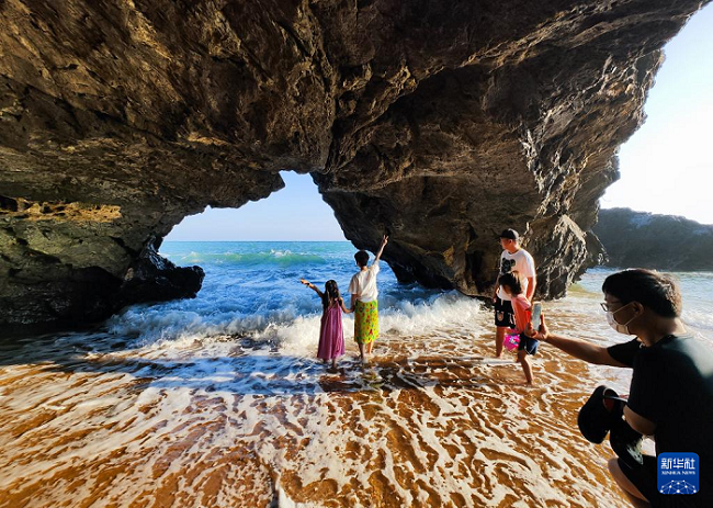 Хайнань Аралында?ы турист?к тасжолда экскурсиялы? автобус ресми т?рде ашылды