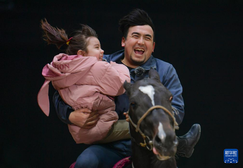 А?алтеке жалында ойна?ан к?шкентай шабандоз