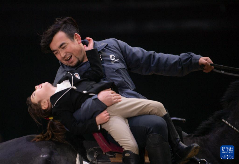 А?алтеке жалында ойна?ан к?шкентай шабандоз