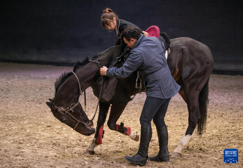 А?алтеке жалында ойна?ан к?шкентай шабандоз