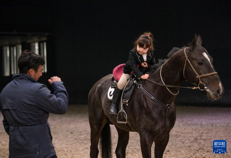 А?алтеке жалында ойна?ан к?шкентай шабандоз