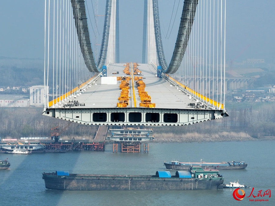 Янчжоу, Цзянсу: Янцзы ?зен? Лонтан к?п?р?н?? ??рылысы т?ра?ты т?рде ал?а жылжуда