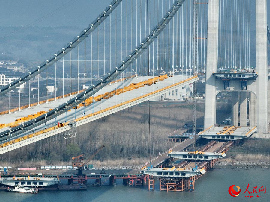 Янчжоу, Цзянсу: Янцзы ?зен? Лонтан к?п?р?н?? ??рылысы т?ра?ты т?рде ал?а жылжуда