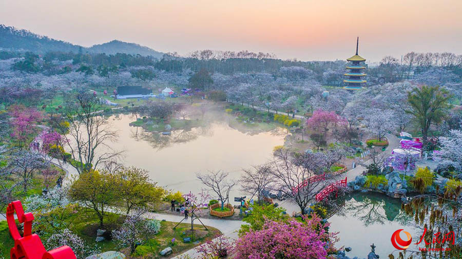 Ухань, Хубэй: Дунху к?л?ндег? шие г?лдер? к?з жауын алады