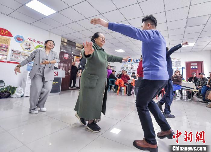 ?р?мж?: Т?р?ындар дастархан толы ас-м?з?рлер?мен Ораза айт мерекес?н атап ?тт?