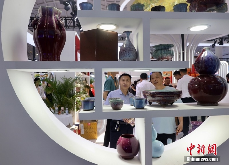 Т?тыну тауарлары к?рмес?не ?ойыл?ан ?материалды? емес м?дени м?ралар?