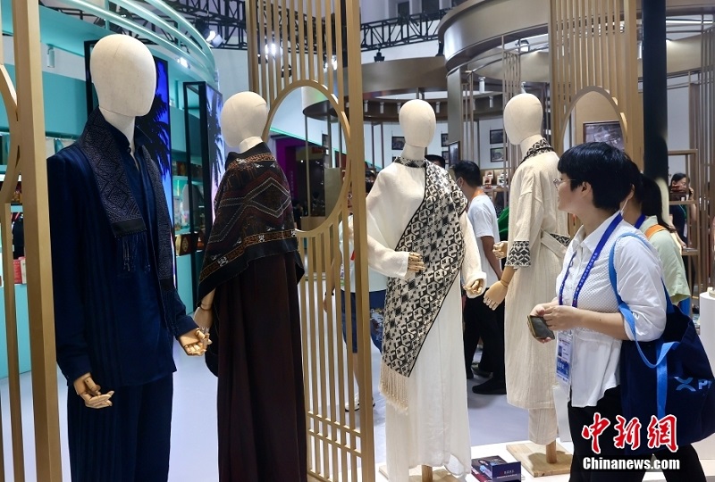 Т?тыну тауарлары к?рмес?не ?ойыл?ан ?материалды? емес м?дени м?ралар?