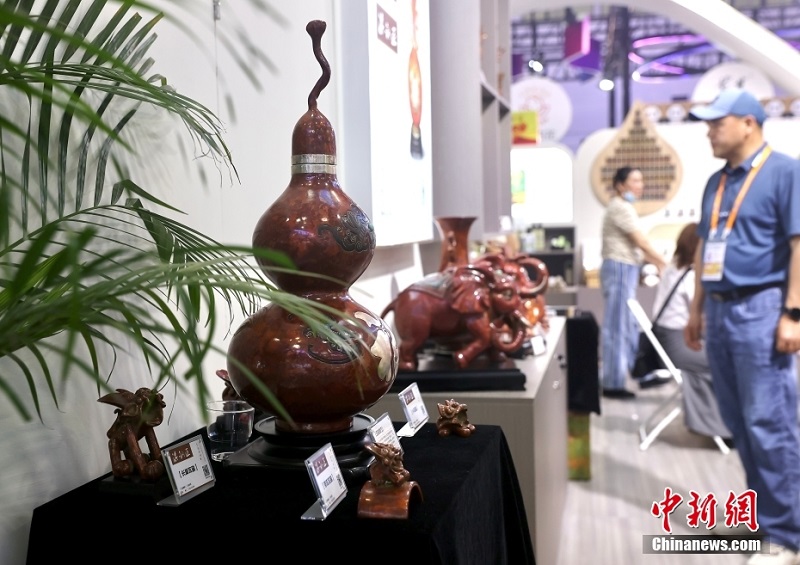 Т?тыну тауарлары к?рмес?не ?ойыл?ан ?материалды? емес м?дени м?ралар?