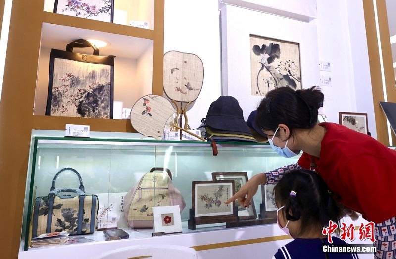 Т?тыну тауарлары к?рмес?не ?ойыл?ан ?материалды? емес м?дени м?ралар?