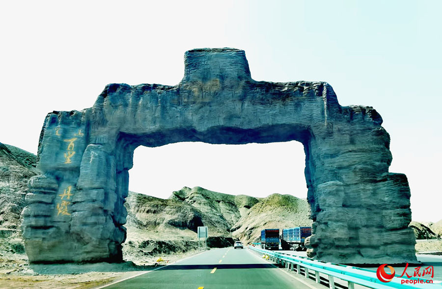 Шы?жа? Тяньшань д?л?з?н?? S101 тасжолы б?р к?нде т?рт мезг?лд? кес?п ?тед?