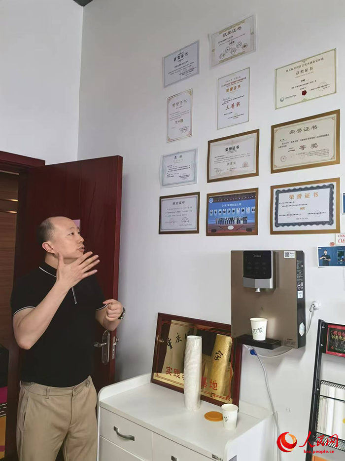 Есту ?аб?лет? нашар к?с?пкер Тянь Ие ж?не оны? сер?ктестер?