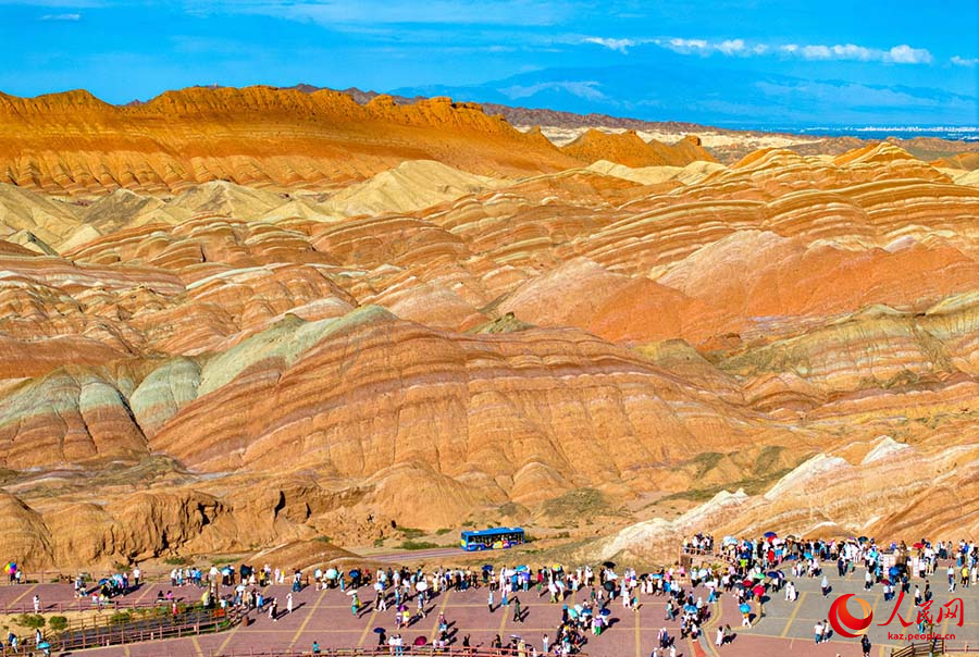 Чжанъе, Ганьсу: Т?рл?-т?ст? Данься к?ркем аума?ы туристерге толды