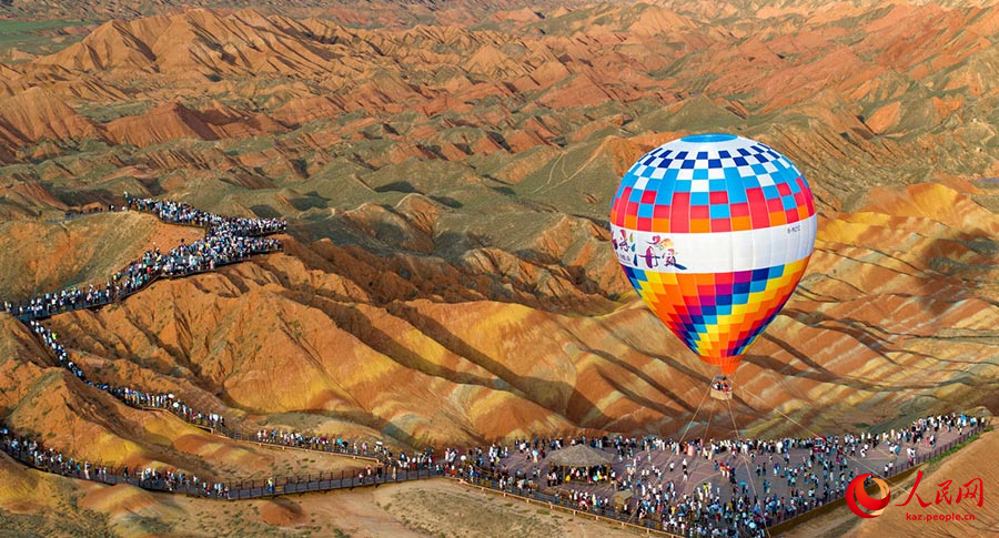 Чжанъе, Ганьсу: Т?рл?-т?ст? Данься к?ркем аума?ы туристерге толды