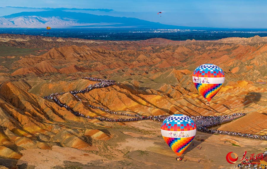 Чжанъе, Ганьсу: Т?рл?-т?ст? Данься к?ркем аума?ы туристерге толды