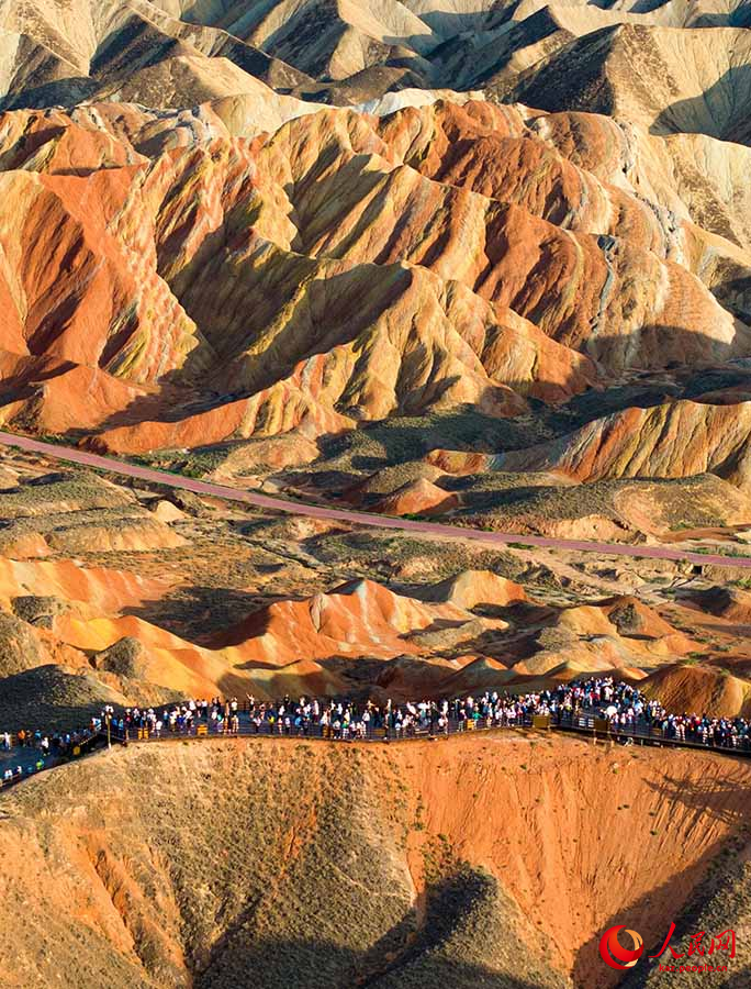 Чжанъе, Ганьсу: Т?рл?-т?ст? Данься к?ркем аума?ы туристерге толды