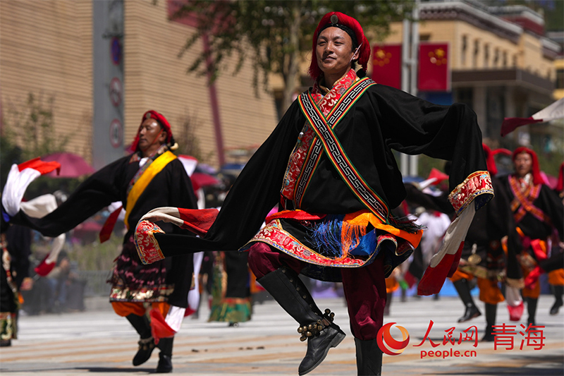 Цинхайды? Юйшу к?шелер?нде тартымды этникалы? стильдег? ?ойылым ?тт?