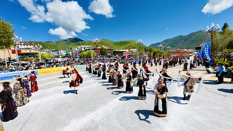 Цинхайды? Юйшу к?шелер?нде тартымды этникалы? стильдег? ?ойылым ?тт?