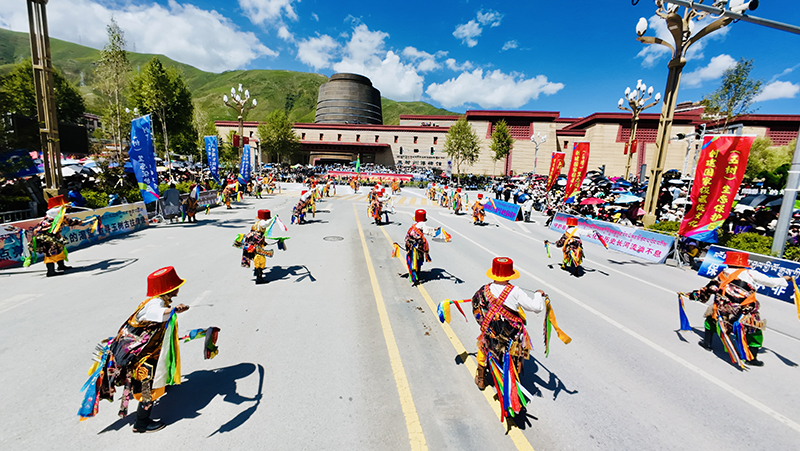 Цинхайды? Юйшу к?шелер?нде тартымды этникалы? стильдег? ?ойылым ?тт?