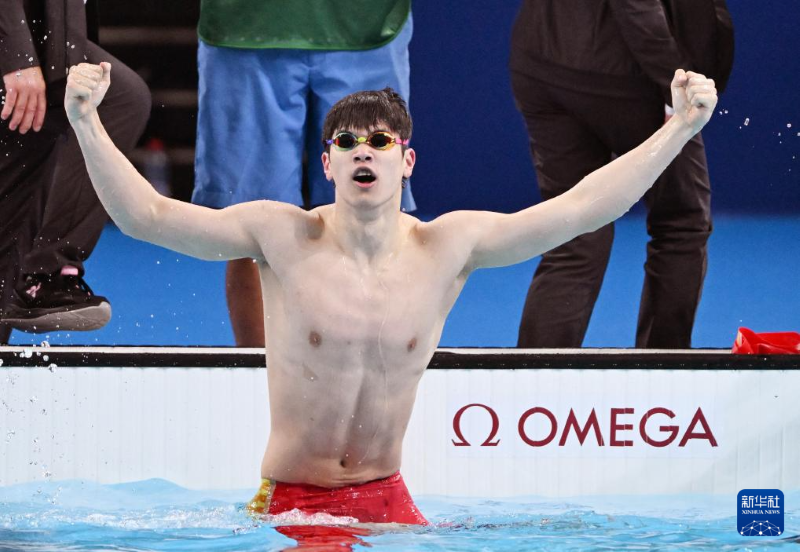 Ерлер арасында?ы 100 метрл?к ерк?н стильде ж?зу финалында ?ытайлы? ойыншы алтын медаль же??п алды