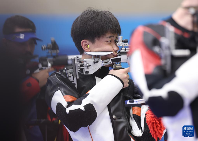 Лю Юйкунь ерлер арасында?ы 50 метрл?к винтовкадан ?ш формада ату жарысында алтын медаль же??п алды